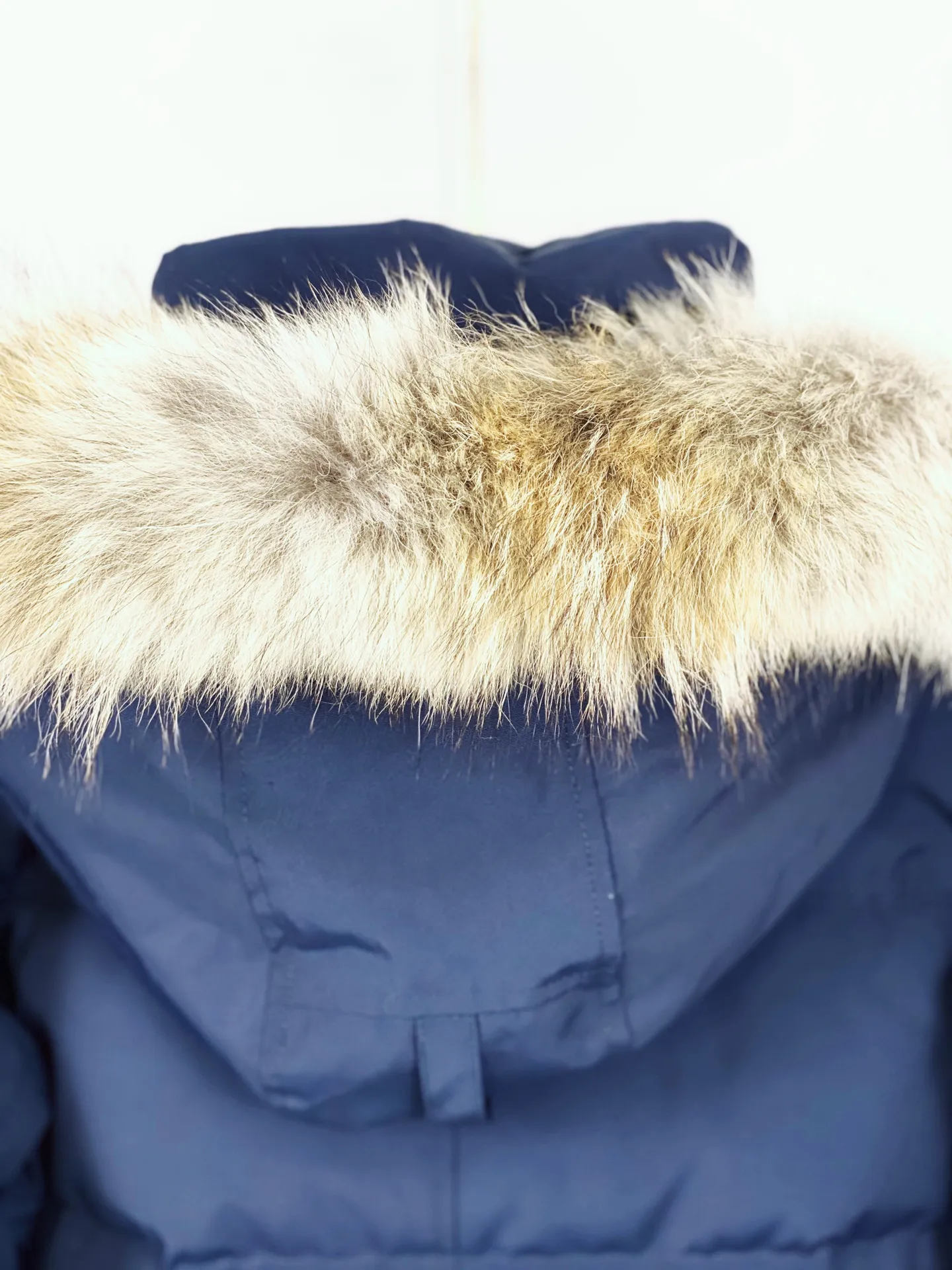 P820 Canada goose/Canada Goose Wyndham 388M 29 parka down jackets, genuine original version, you need to compare with the genuine product at any time, all accessories are customized from the original factory 💯The softness and hardness of the fabric are compared with the genuine ones, and they can be restored by kneading at will (fabric misunderstanding: fabrics that are not high hardness are waterproof. Only when you buy the latest genuine version this year will you notice the softness and comfort of the fabric) 💯Authentic white duck down is synchronized with the down Fluffy and not clumping, filled with electronically controlled down filling machine. 💯Customized zippers with authentic YKK military-grade copper core zipper pulls. High hardness and no jamming. 💯The fur collar is purchased from Western Canada coyote skin and is customized. Zipper cord, pocket label, back label, collar velvet, velcro fasteners, cuffs, all details are updated simultaneously with the original version, the best version, the most complete color matching, the fighter in the world 29, battle various worldly goods, size: XS-XXL (size chart attached below), color: as shown below